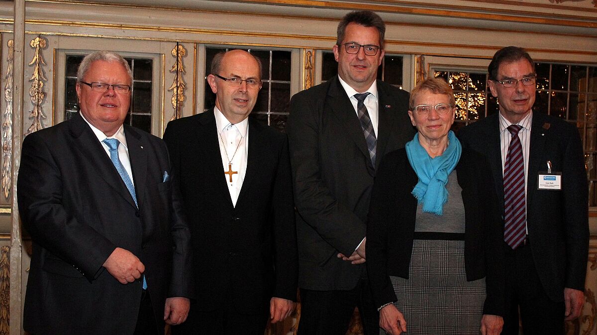 Nach dem Gedenkgottesdienst (v.l.) Landesvorsitzender Uwe Döring, Bischof Gothart Magaard, Innenminister Stefan Studt, Justizministerin Anke Spoorendonk und dem stellv. Landesvorsitzenden Uwe Rath