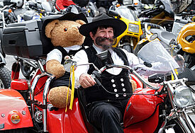Knapp 30.000 Biker feiern Gottesdienst am Hamburger Michel