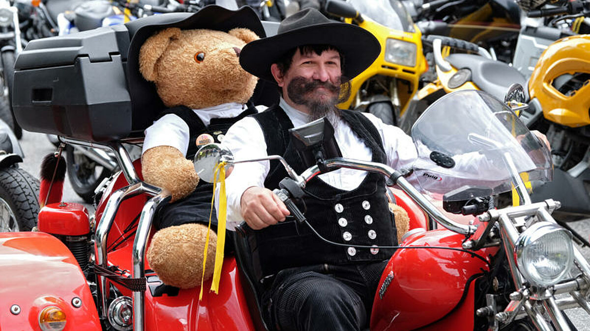 Knapp 30.000 Biker feiern Gottesdienst am Hamburger Michel