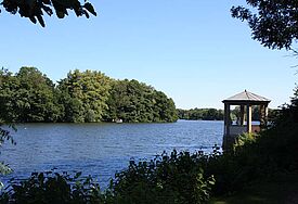 Am Seeufer in Eutin im "Garten am frischen Wasser" startet der Pilgerweg 