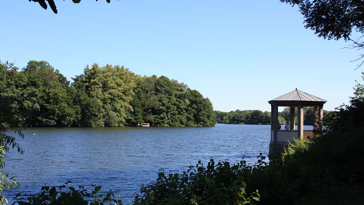 Am Seeufer in Eutin im "Garten am frischen Wasser" startet der Pilgerweg 