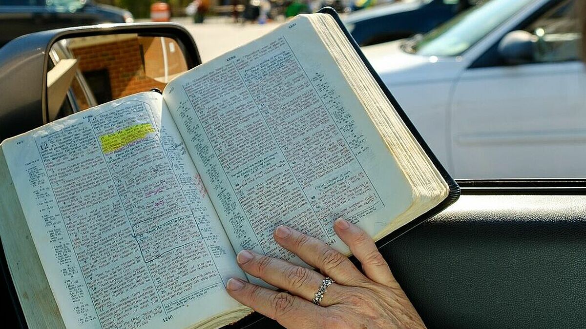 Aus dem Auto heraus am Gottesdienst teilnehmen - in Itzehoe ist das möglich. (Symbolbild)