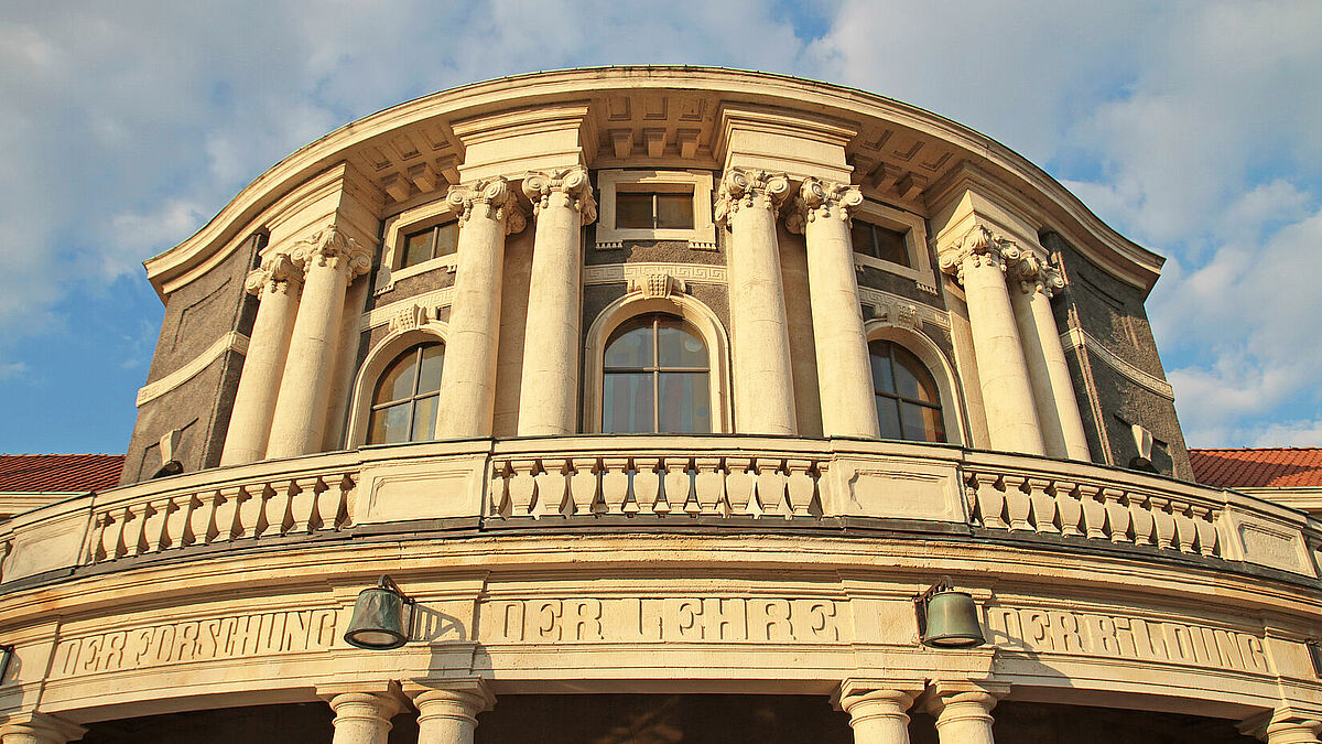 "Der Forschung, der Lehre, der Bildung" - das Motto der Universität Hamburg auf dem Hauptgebäude.