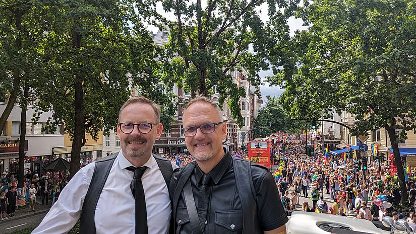 Thomas und Torsten (rechts) lassen sich beim CSD von Pastorin Angelika Gogolin trauen. 