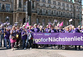 Mehrere Tausend Menschen haben am Sonntag in Hamburg für Europa und gegen Nationalismus demonstriert - mit dabei waren auch Vertreter der Nordkirche und Diakonie