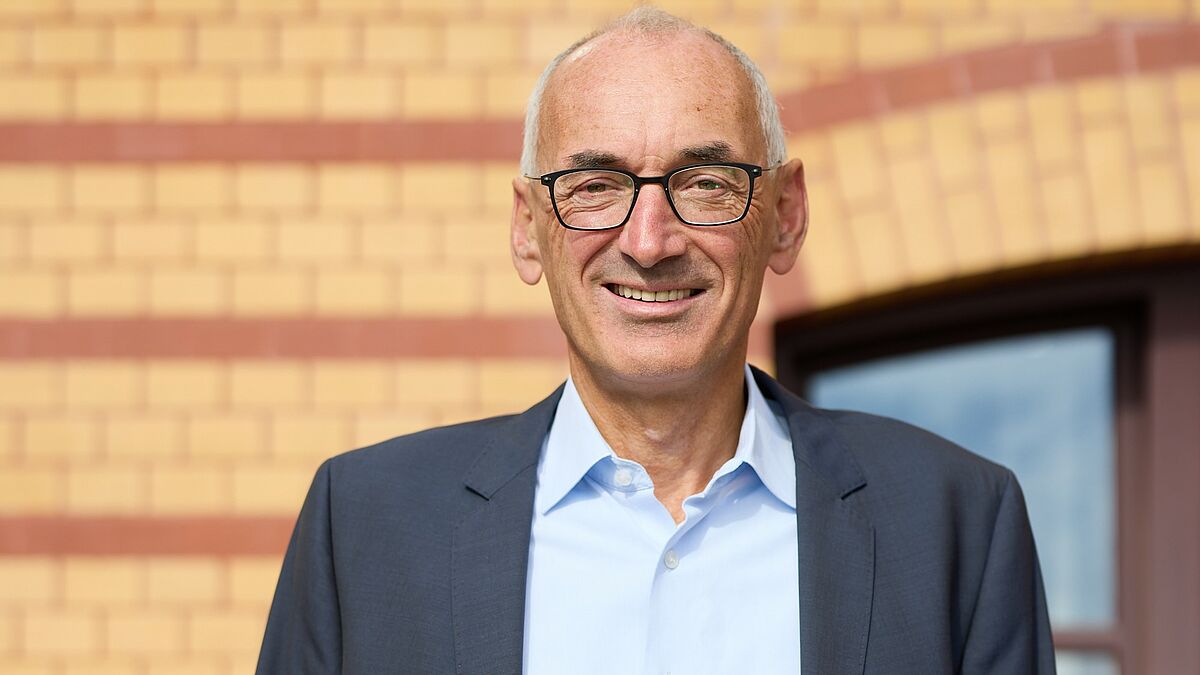 „Man kann politisch unterschiedlicher Meinung sein. Doch eine Grenze ist überschritten, wenn Menschen herabgesetzt und in ihrer Würde verletzt werden“, sagt Landespastor Paul Philipps (MV).