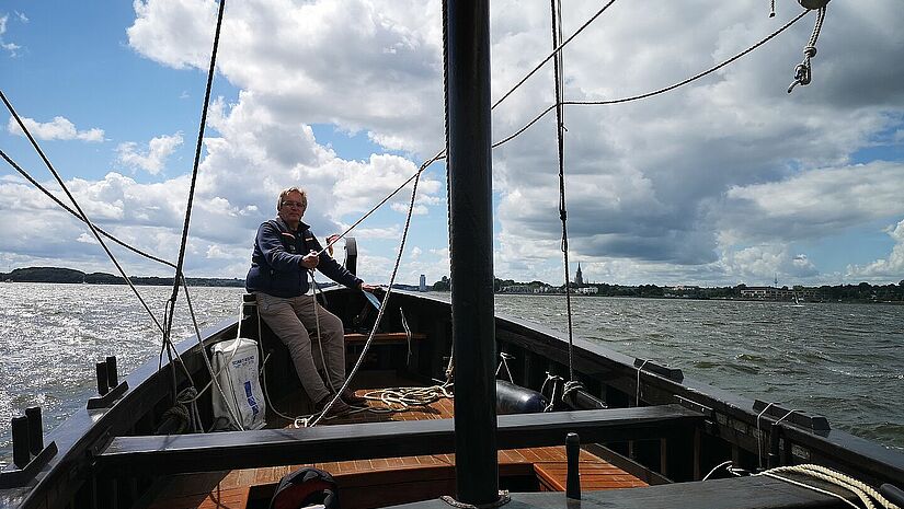Pastor Michael Bruhn mit dem Jesusboot auf der Schlei (Archiv). Pastor Michael Bruhn mit dem Jesusboot auf der Schlei (Archiv).