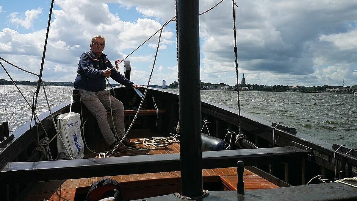 Pastor Michael Bruhn mit dem Jesusboot auf der Schlei (Archiv).
