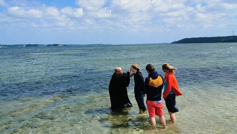 Der Flensburger Rasmus Wendt entschied sich mit 14 Jahren für den Eintritt in die Glaubensgemeinschaft. Getauft wurde er von Pastor Johannes Ahrens in der Flensburger Förde. Ostseetaufe