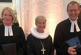 Pastorin Eva Rincke (links) und Pastor Michael Stahl (rechts) wurden von Bischöfin Kirsten Fehrs am 27. Juni 2022 in einem Gottesdienst in der Hamburger Hauptkirche St. Katharinen in ihr Amt eingeführt.