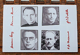 Bildnisse der katholischen Kapläne Johannes Prassek, Hermann Lange, Eduard Müller und des evangelischen Pfarrers Karl Friedrich Stellbrink.