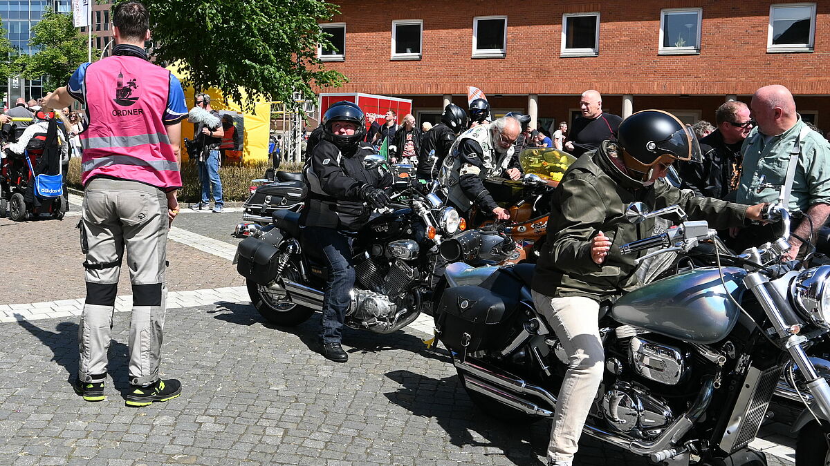 Die Helferinnen und Helfer haben gut zu tun – wenn auch weniger Bikerinnen und Biker zum Michel rollten als in den Jahren vor der Pandemie. 