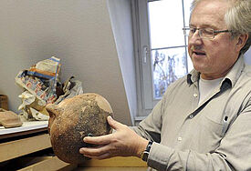 Antike Fundstücke: Professor Wolfgang Zwickel zeigt Ausgrabungsgegenstände.