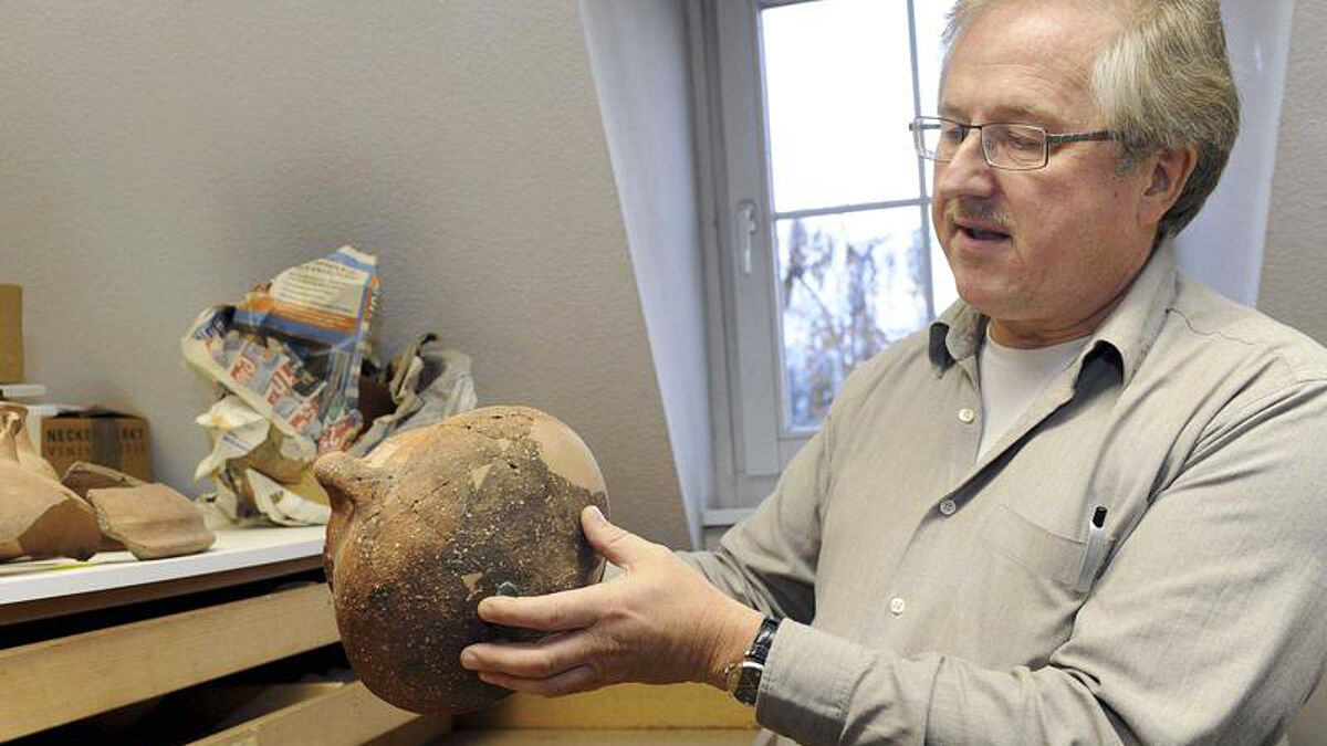 Antike Fundstücke: Professor Wolfgang Zwickel zeigt Ausgrabungsgegenstände