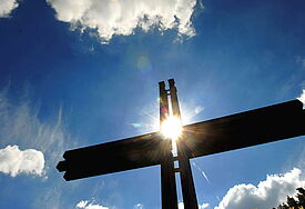 Das Kreuz erinnert an Jesu Tod und Auferstehung.