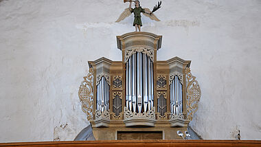 Der Posaunenengel hat traditionell seinen Platz auf der Duckower Orgel - nach mehrmonatiger Restauration ist das barocke Instrument auch wieder bespielbar.