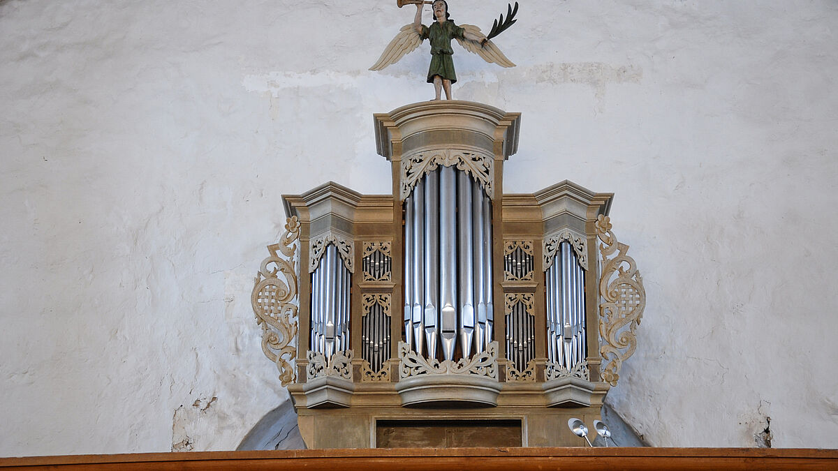 Der Posaunenengel hat traditionell seinen Platz auf der Duckower Orgel - nach mehrmonatiger Restauration ist das barocke Instrument auch wieder bespielbar.