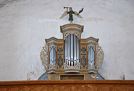 Der Posaunenengel hat traditionell seinen Platz auf der Duckower Orgel - nach mehrmonatiger Restauration ist das barocke Instrument auch wieder bespielbar.