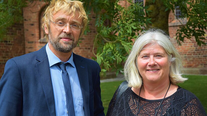 Pastor Mathias Alpen und Pastorin Anke Krauskopf vor der Apenrader Kirche 