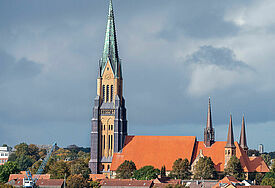 Der Schleswiger St. Petri-Dom am Ufer der Schlei.