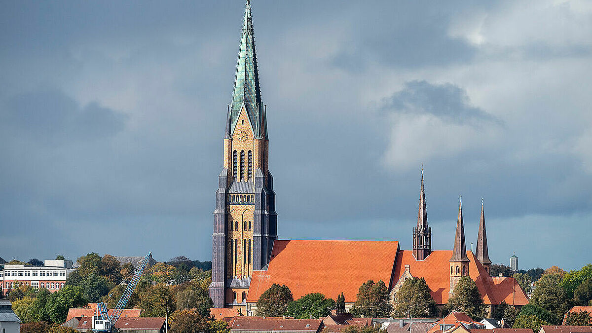 Der Schleswiger St. Petri-Dom prägt das Stadtbild der alten Wikingerstadt an der Schlei.