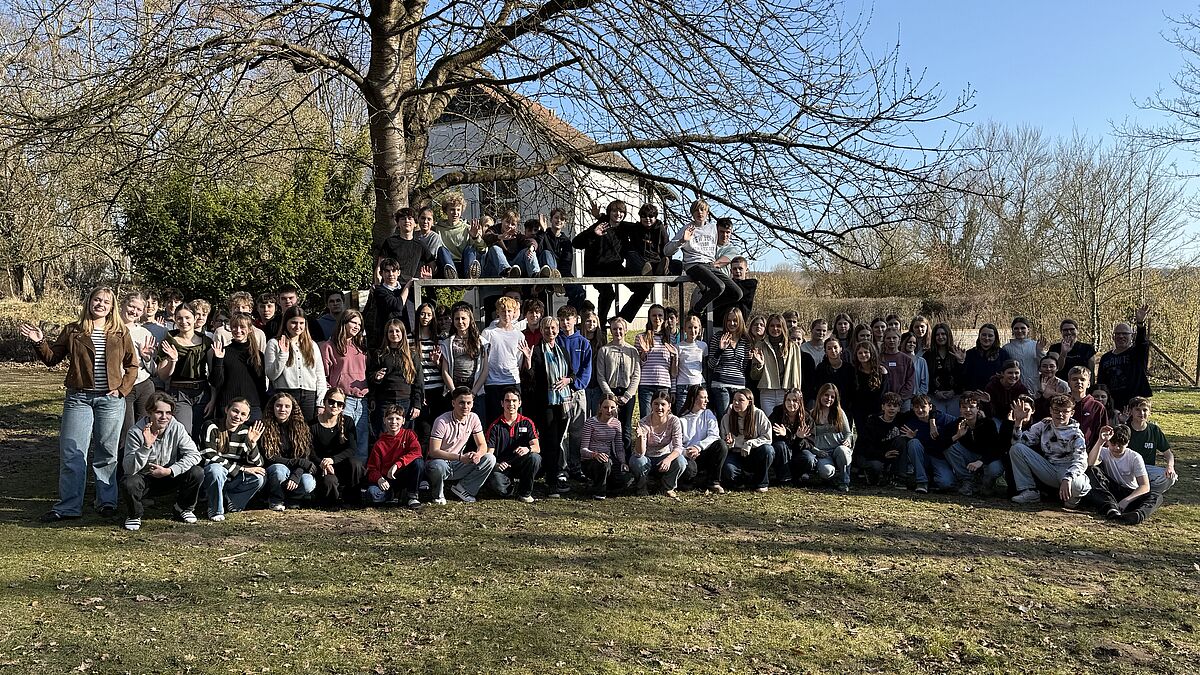 80 Konfirmandinnen und Konfirmanden der Dom-Gemeinde in Lübeck genossen ihre Konfi-Tage auf der Bäk. Begleitet wurden sie von Teamerinnen und Teamern des Jungen Doms sowie Pastorin Margrit Wegner und Pastor Martin Klatt. Bischöfin Kirsten Fehrs war für einen Nachmittag zu Gast.