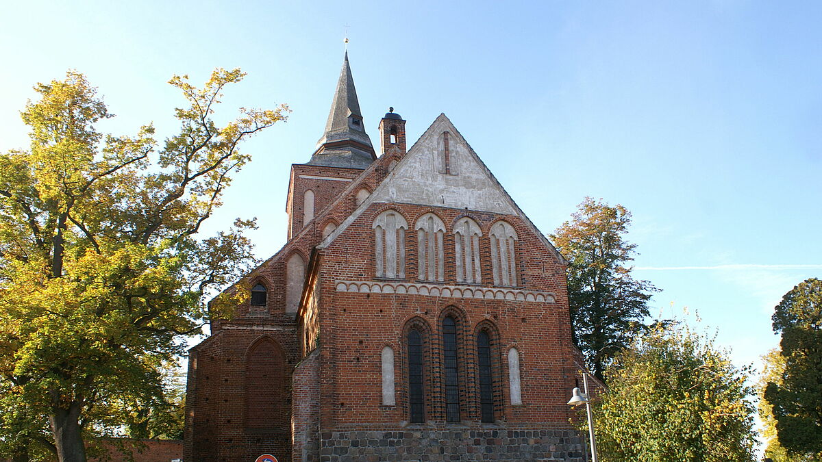 Der Ostgiebel der Kirche St. Johannis in Lassan.