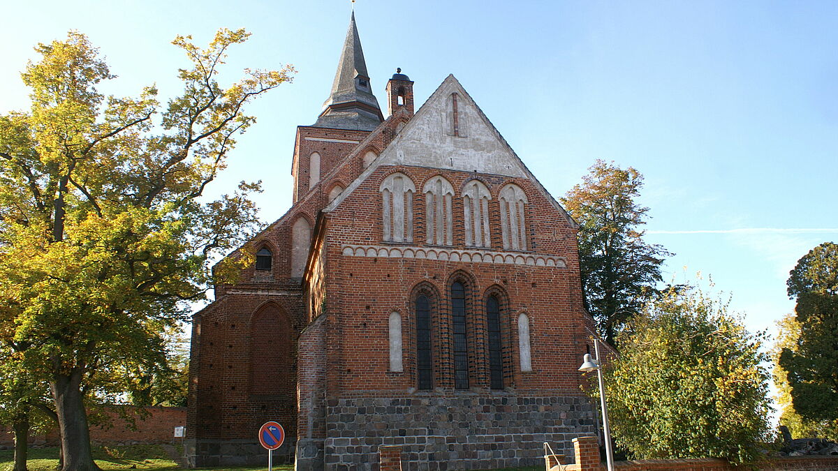 Der Ostgiebel der Kirche St. Johannis in Lassan.