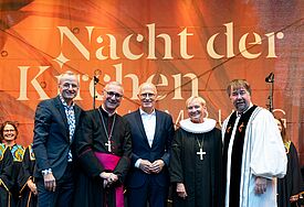 Hamburgs Erster Bürgermeister Peter Tschentscher (Mitte) kam zur Eröffnung der Nacht der Kirchen. Mit ihm auf der Bühne an der Mönckebergstraße stehen Bischöfin Kirsten Fehrs, Erzbischof Stefan Heße (2. von links), Pastor Uwe Onnen (rechts) und Propst Martin Vetter.