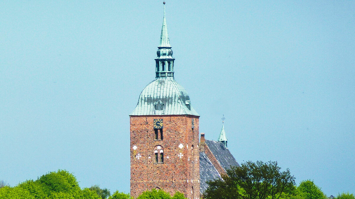Die Kirche St. Nikolai in Burg auf Fehmarn kann wieder besucht werden: Messungen und Staubproben ergaben keinen Hinweis auf eine Gesundheitsgefährdung durch die Atemluft.