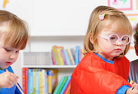 Spielende Kinder im Kindergarten