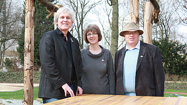 Claus Everdiking, Geschäftsführer der Lebenspfad GbR, die evangelische Pastorin Corinna Peters-Leimbach, Beauftragte für die igs und der katholische Diplom-Theologe Herbert Wolf (von links).