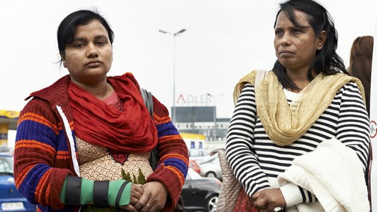 Die Näherin Shila Begum (li.) gehört zu den rund 1.650 Verletzten des schwersten Fabrikunglücks in der Textilindustrie Bangladeschs am 24. April 2013. (Foto vom 10.04.2014 nach einer Pressekonferenz in Frankfurt am Main)