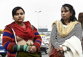 Die Näherin Shila Begum (li.) gehört zu den rund 1.650 Verletzten des schwersten Fabrikunglücks in der Textilindustrie Bangladeschs am 24. April 2013. (Foto vom 10.04.2014 nach einer Pressekonferenz in Frankfurt am Main)
