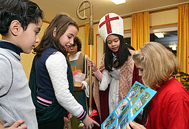 Das will ich haben! Die Flüchtlingskinder durften sich Geräte für ihren neuen Spielplatz aussuchen. Die Kinderbischöfe Marie Wilhelm (10) und Zoe Schuett (11, hinten) schauen aufmerksam zu.