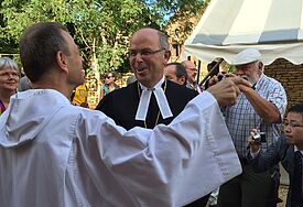 Bischof Gothart Magaard überbringt Frère Alois, Prior der Gemeinschaft von Taizé, die Glückwünsche der Nordkirche und der EKD