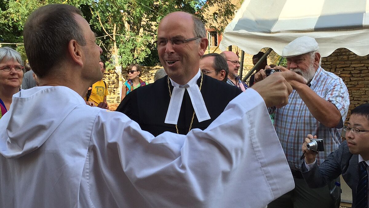 Bischof Gothart Magaard im Gespräch mit Frère Alois, dem Prior der Gemeinschaft von Taizé