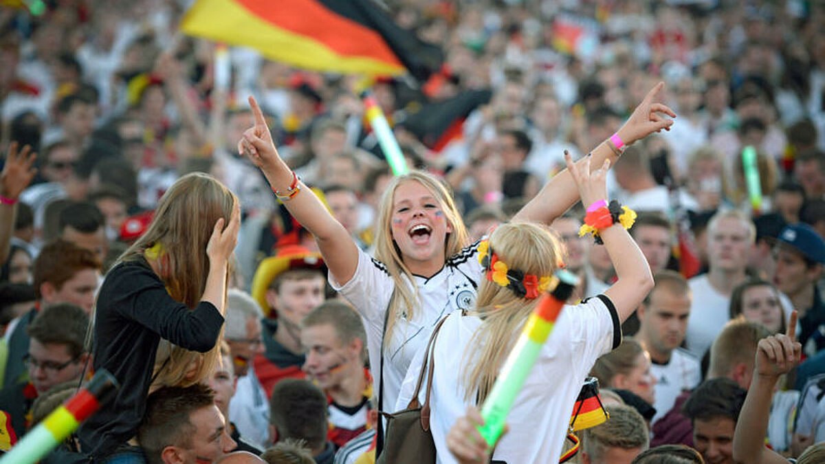 Fußballfans singen und feiern beim ökumenischen Gottesdienst am Samstag (21.06.2014) in der Frankfurter Commerzbank-Arena. Unter dem Motto "Doppel(s)pass" trafen dort Kirche und Fußballfans vor dem Public-Viewing des FIFA Fussball-Weltmeisterschaftspiel Deutschland - Ghana aufeinander. So manche Fussballfans kamen nicht wegen des Gebets, sondern um sich zwei Stunden vor dem Anpfiff die besten Plaetze vor der 400 Quadratmeter großen Leinwand zu sichern.
