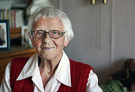 Johanna Hippe trägt seit 63 Jahren den Gemeindebrief aus. Die 99-Jährige ist vermutlich die älteste Gemeindebrief-Austrägerin in ganz Bayern.
