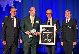 Polizeiseelsorger Patrick Klein (2. von links) wurde von der Polizei Hamburg zum Ehrenkommissar ernannt.