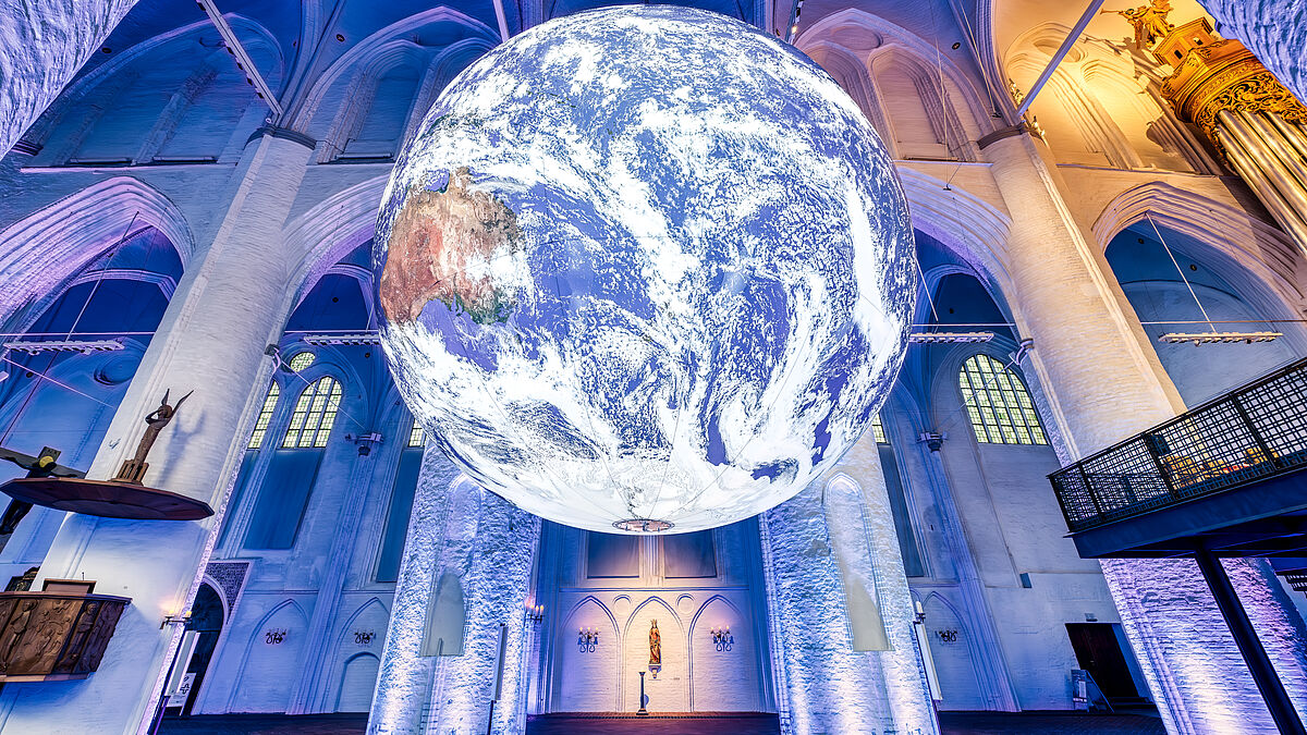 Gaia ist eine Nachbildung der Erde, basierend auf Fotoaufnahmen der Nasa. Mit einem Durchmesser von sieben Metern dreht sich die blaue Kugel mitten in der Kirche um sich selbst.