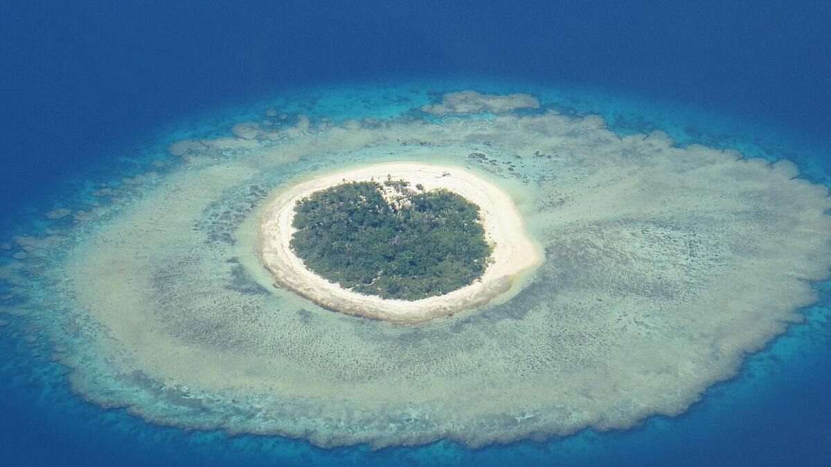 Von oben wirkt Kiribati wie ein Paradies, doch die nächsten Generationen werden nicht mehr so leben können wie ihre Eltern und Großeltern. Deswegen hatte Ioane Teitiota 2013 gegen seine Abschiebung aus Neuseeland geklagt.