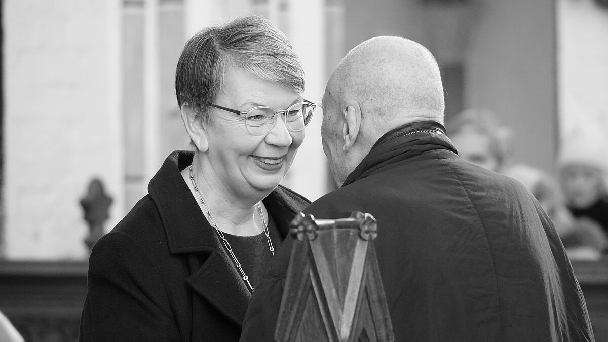 Landesbischöfin Kristina Kühnbaum-Schmidt begrüßt Günther Uecker bei der Einweihung der beiden letzten Fenster unter dem Titel "Lichtbogen" im Schweriner Dom am 1. Dezember 2024. @Jonny Franzke / Nordkirche