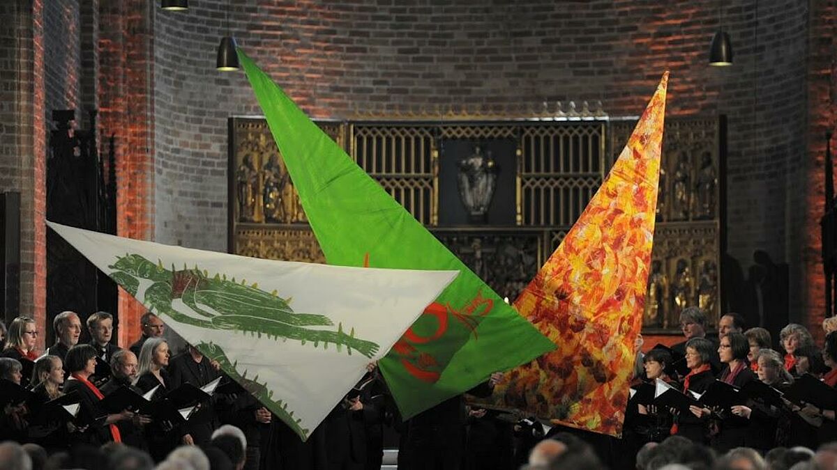 Tanzenden Segel symbolisierten beim Gottesdienst zur Gründung der Nordkirche den Zusammenschluss der drei nördlichen evangelischen Landeskirchen