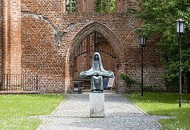 Nachbildung einer Pieta von Ernst Barlach im Johanniskloster in Stralsund.
