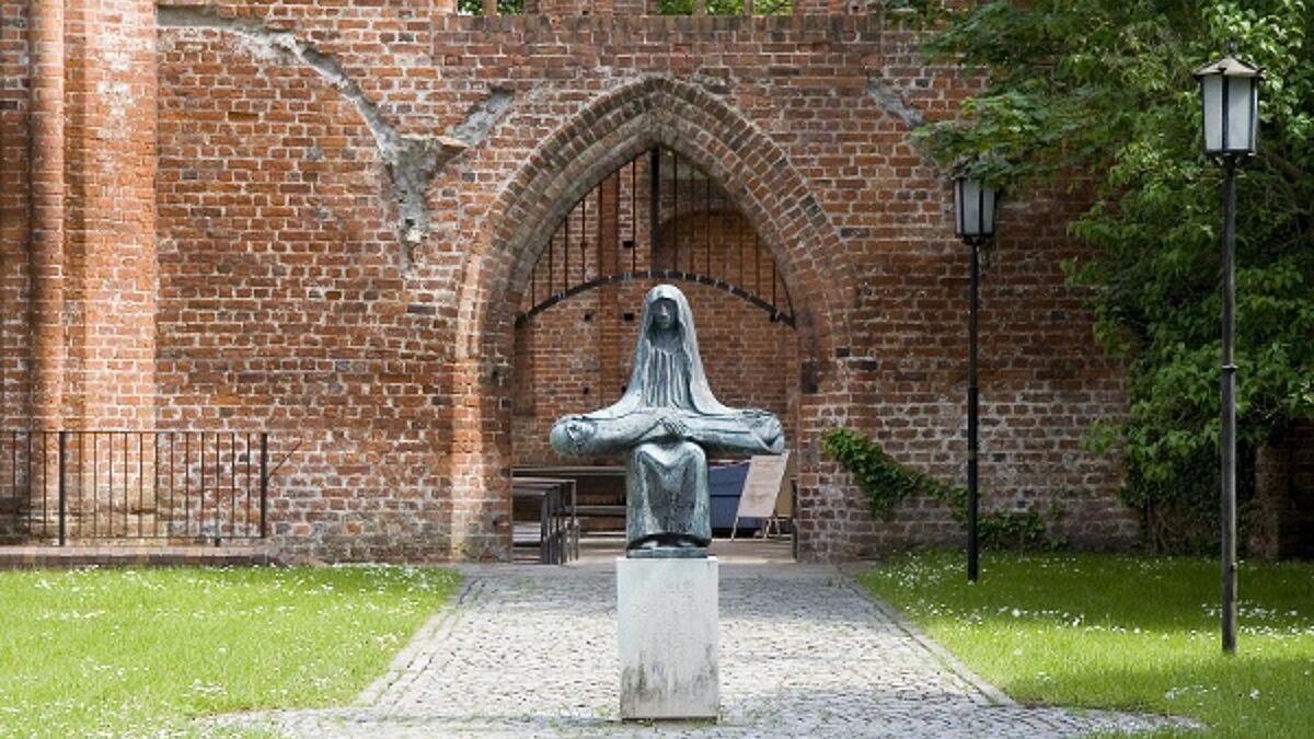 Nachbildung einer Pieta von Ernst Barlach im Johanniskloster Stralsund.