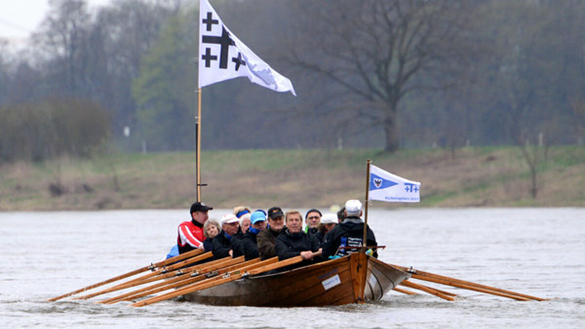 Unter dem Motto "Rudern soviel du brauchst" starteten am Sonnabend erstmalig 32 Ruderpilger mit ihren Booten auf der Elbe zum Kirchentag in Hamburg.