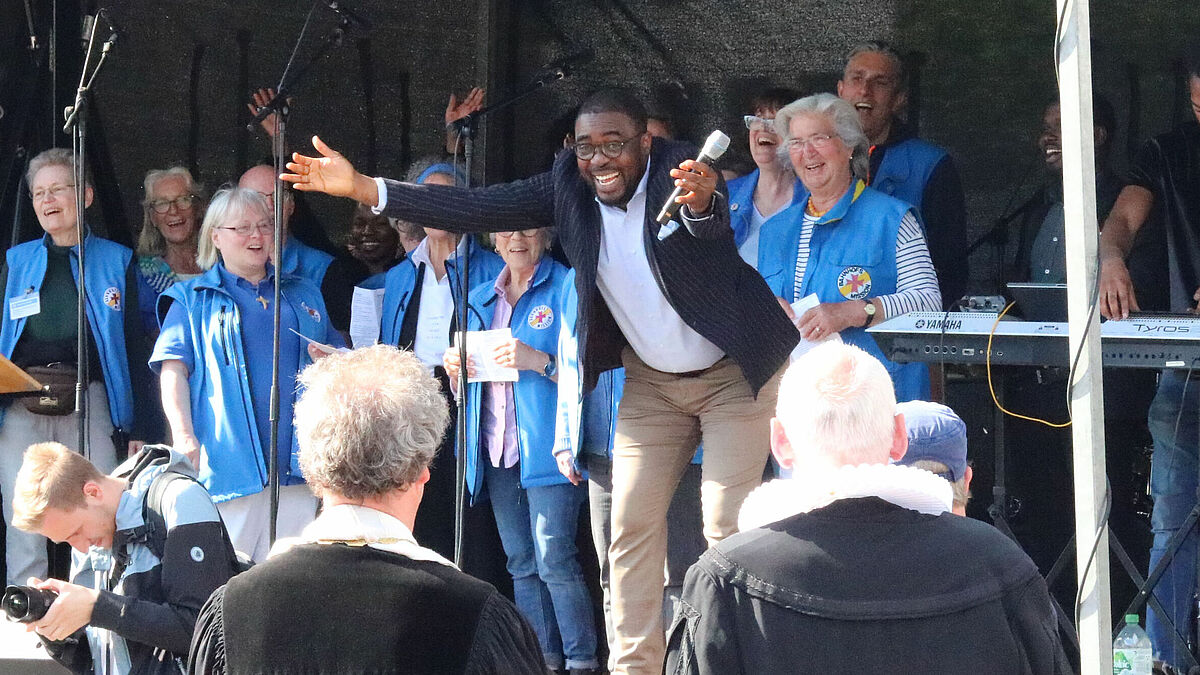 Der Bahnhofsmission-Gospelchor beim Gottesdienst zum Jahresfest der Bahnhofsmissionen in Schwerin. 