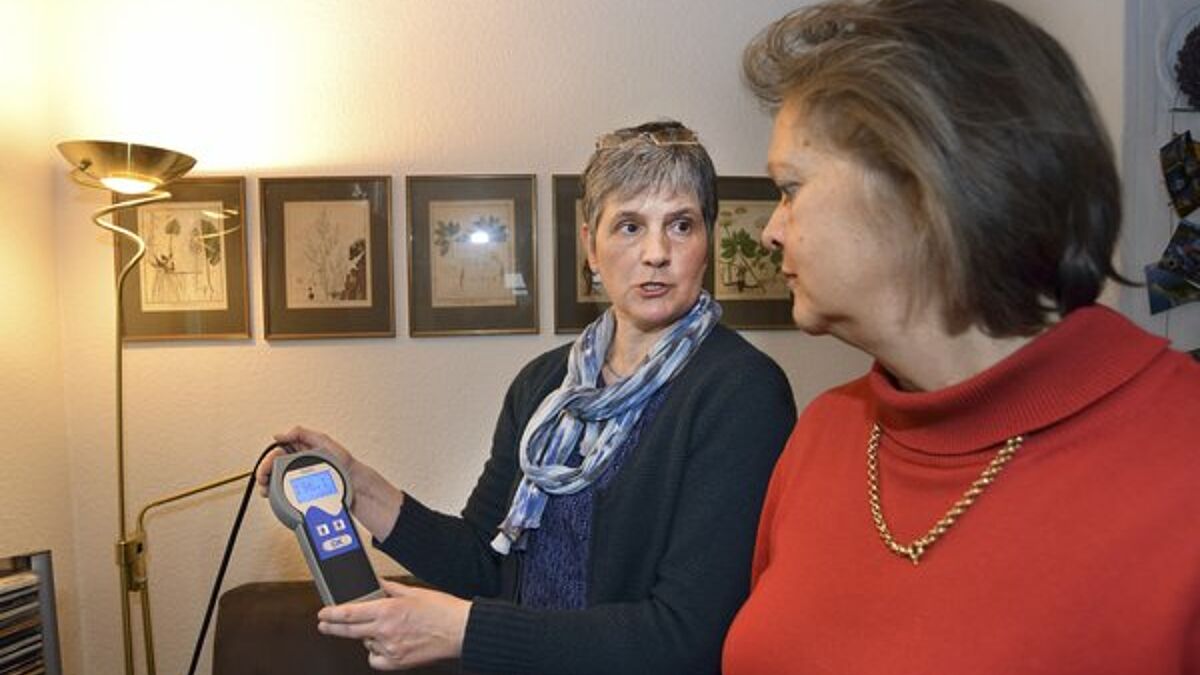 Die Energieberaterin Christine Pfülb (li.) führt bei Monika Preuß (re.) in Isernhagen bei Hannover eine Stromsparberatung durch. Hier wird der Energieverbrauch des Deckenfluters im Wohnzimmer gemessen.