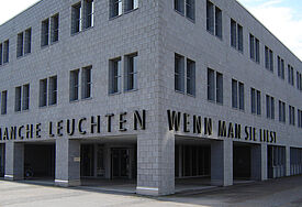 "Manche leuchten, wenn man sie liest" – der Eingang der Unibibliothek Kiel